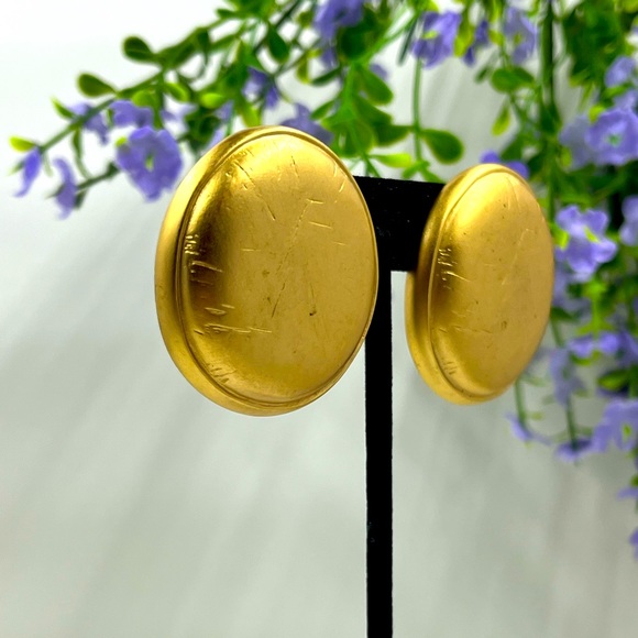 Liz Claiborne Signed Vintage Oversized Gold Clip On Earrings - Picture 6 of 10